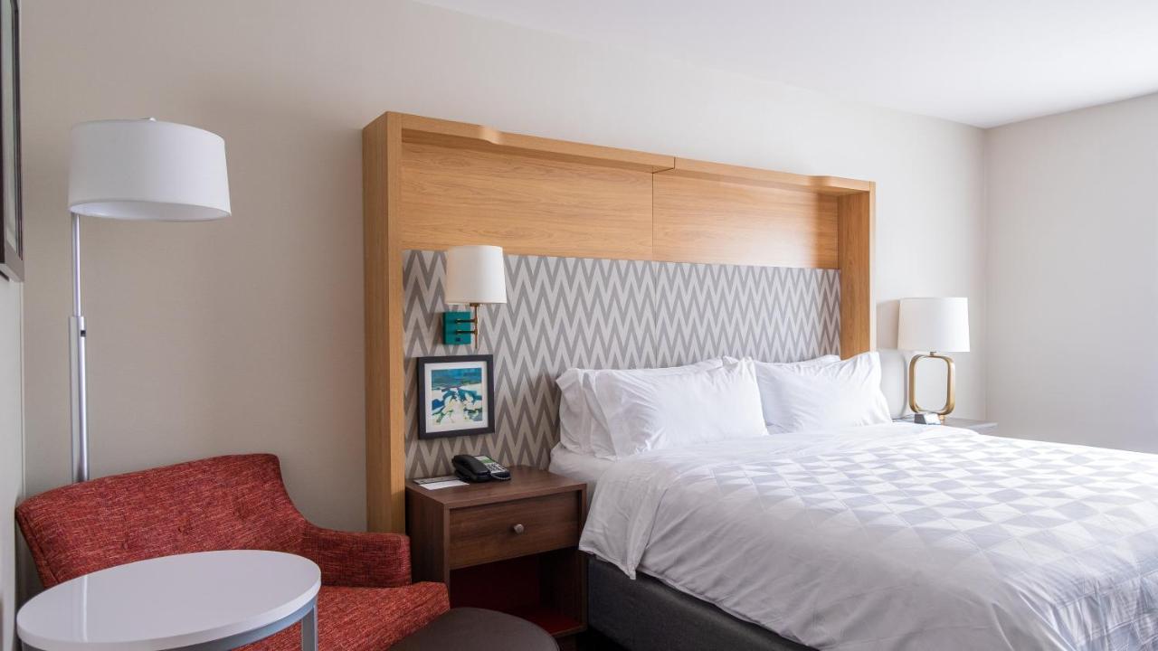Holiday Inn & Suites Philadelphia W - Drexel Hill By Ihg Exterior photo