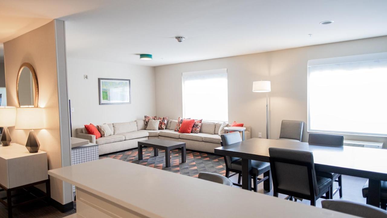 Holiday Inn & Suites Philadelphia W - Drexel Hill By Ihg Exterior photo