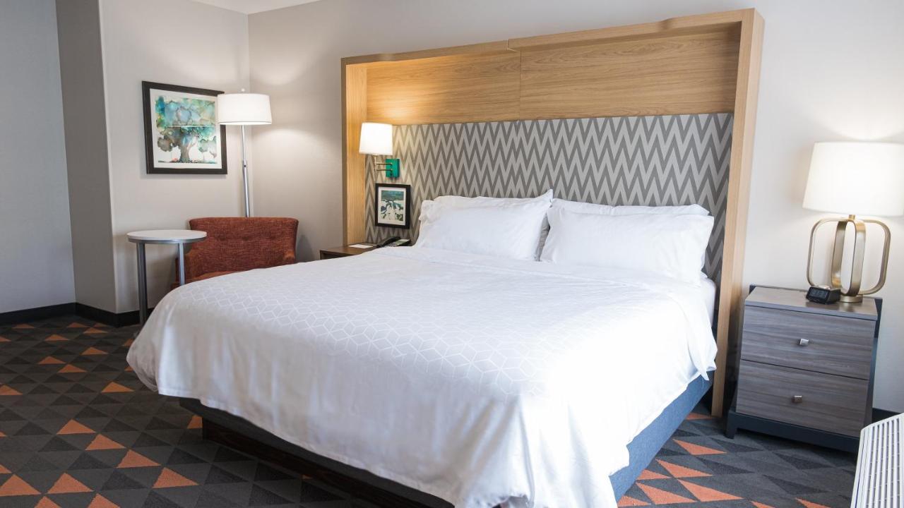 Holiday Inn & Suites Philadelphia W - Drexel Hill By Ihg Exterior photo