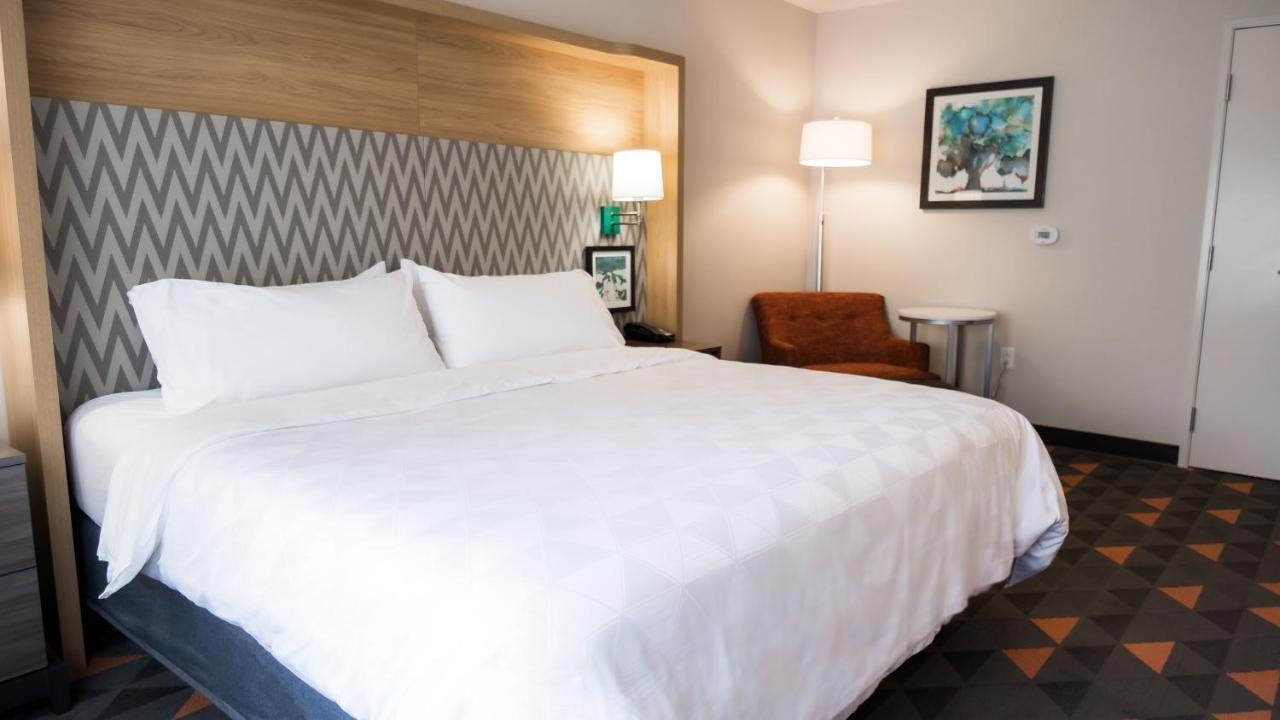 Holiday Inn & Suites Philadelphia W - Drexel Hill By Ihg Exterior photo