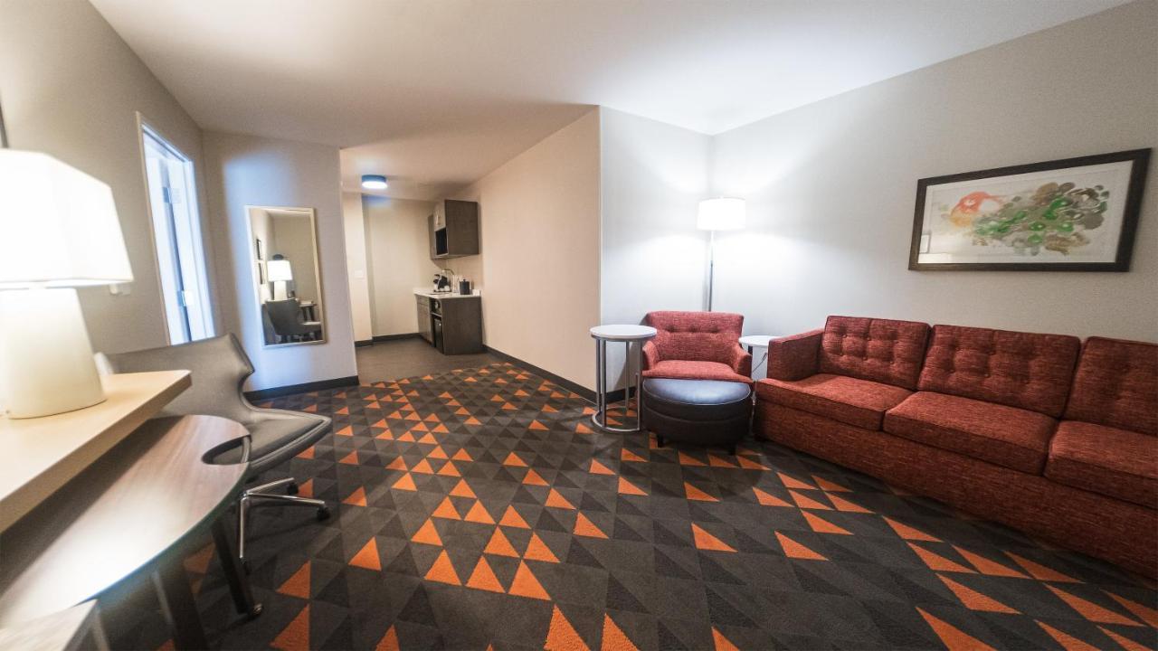 Holiday Inn & Suites Philadelphia W - Drexel Hill By Ihg Exterior photo