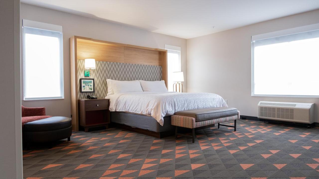 Holiday Inn & Suites Philadelphia W - Drexel Hill By Ihg Exterior photo